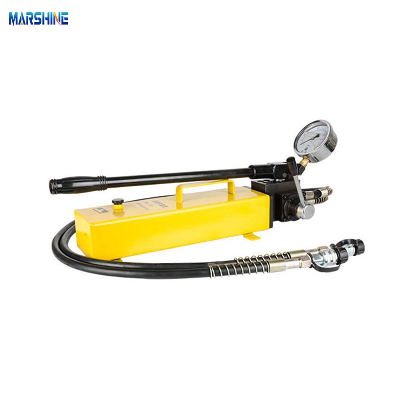 Co napędza płyn w ręcznym układzie pompy hydraulicznej?