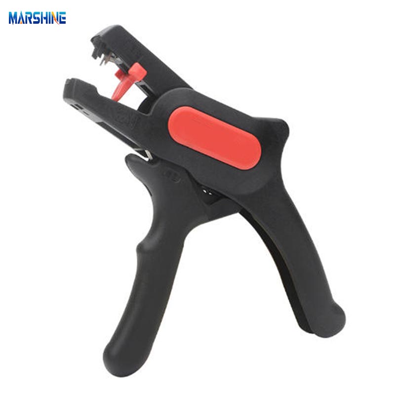 Jakie są kroki, aby użyć automatycznego ściągacza izolacji?